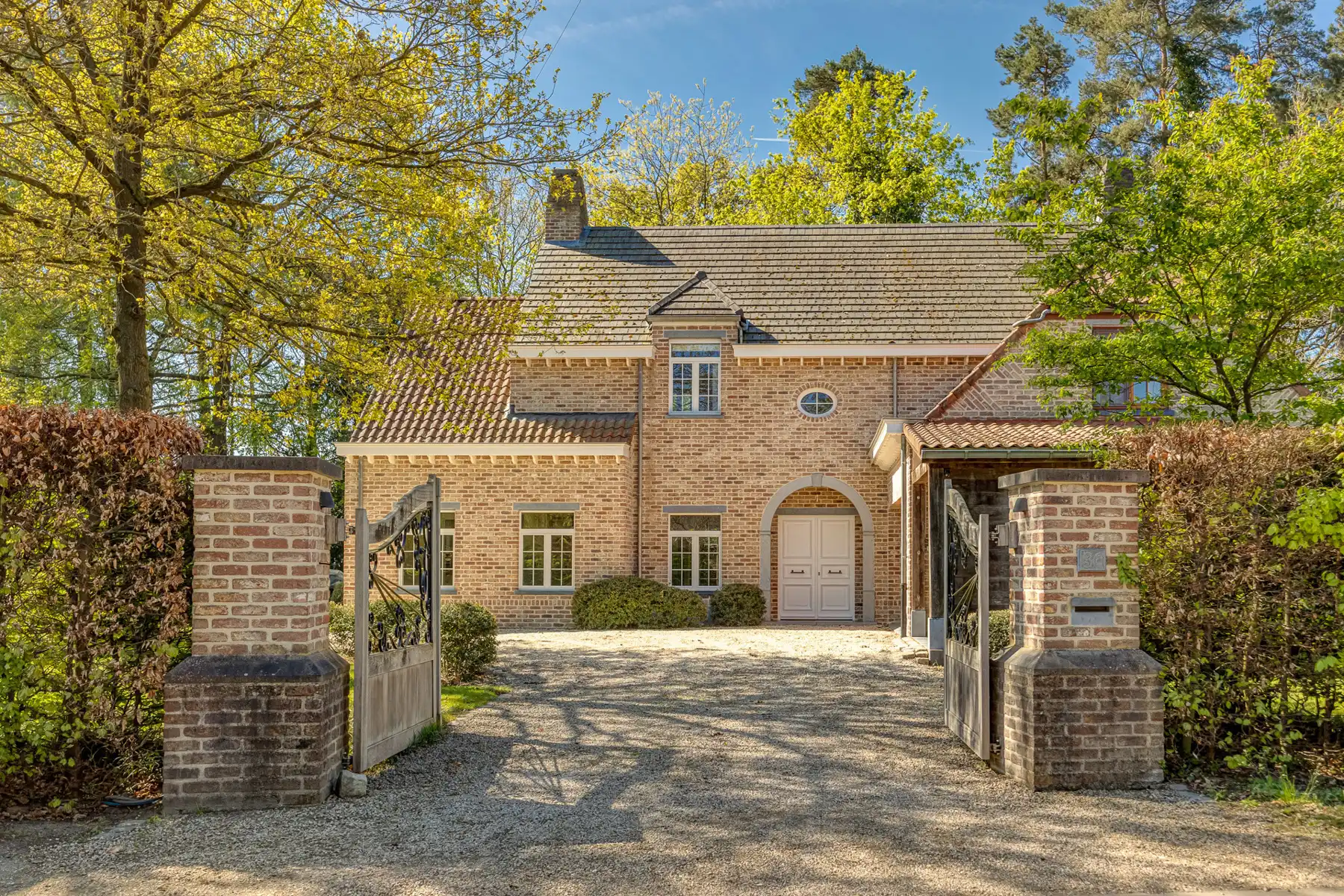 Luxueus afgewerkte villa met zwembad foto {{pictureIndex}}