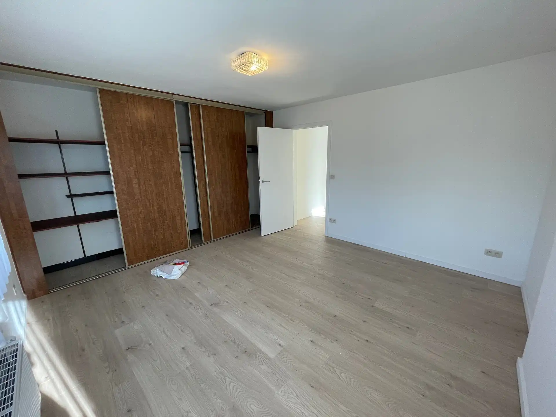 Gunstig gelegen totaal gerenoveerde woning met ruim magazijn. foto 24