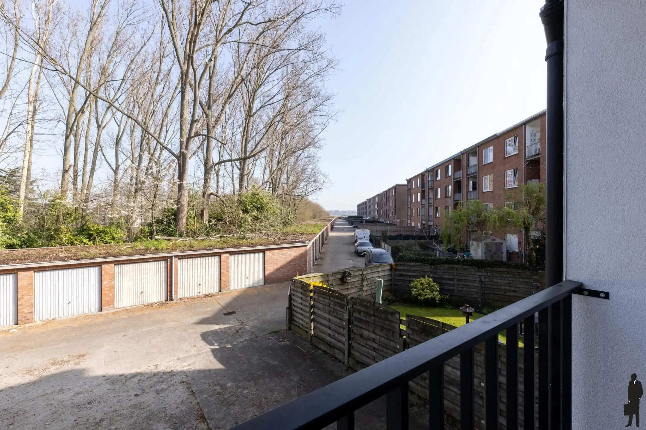 Gerenoveerd app met 2 slpk, terras en ruime inpandige garage foto 18