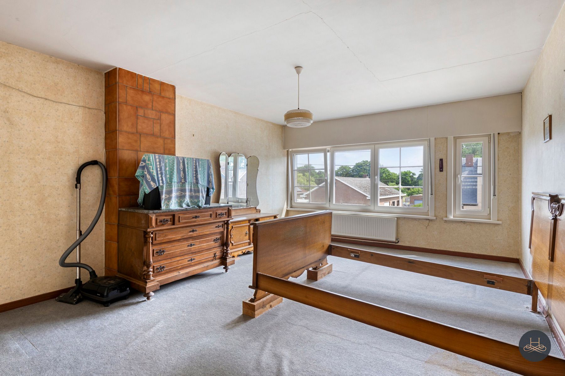 Ruime te renoveren woning met grote tuin en veel parking foto 19