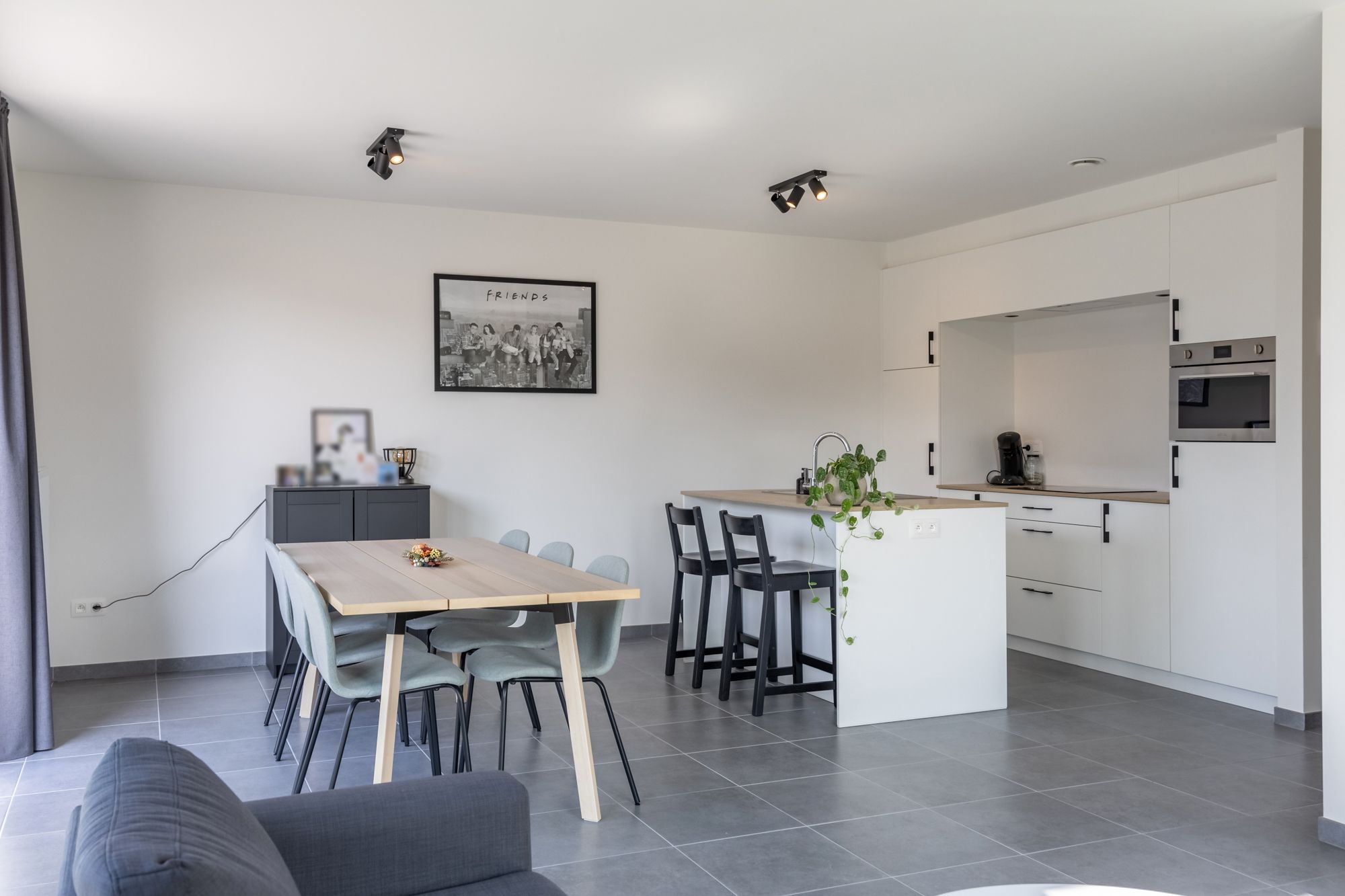 IDEALIS VASTGOED - PRACHTIG  EN LUXUEUS APPARTEMENT MET 2 SLAAPKAMERS, AANGENAME LEEFRUIMTE MET AANSLUITEND TERRAS, CARPORT EN EXTRA BERGRUIMTE foto 11