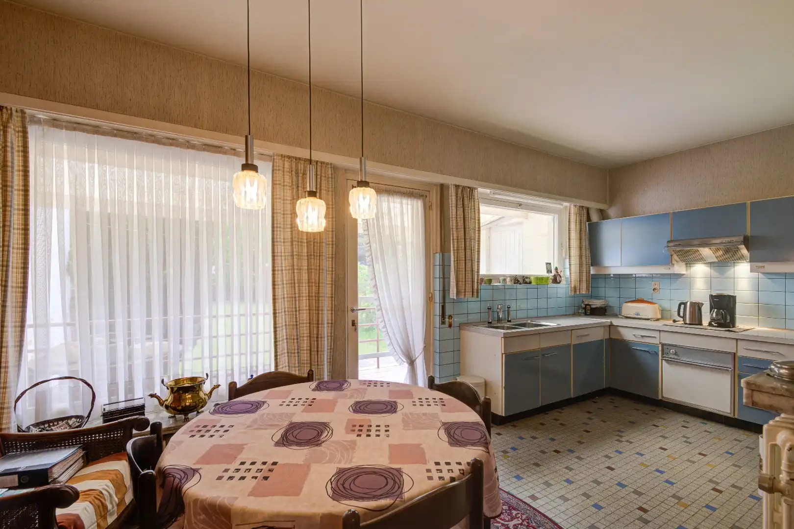Ruim halfopen woning, 5 slaapkamers en grote tuin foto 6