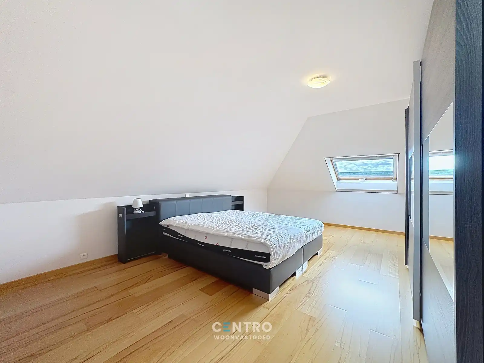 Onmiddellijk instapklare woning met 4 slpks, bureel én ZUIDger. tuin! foto 15