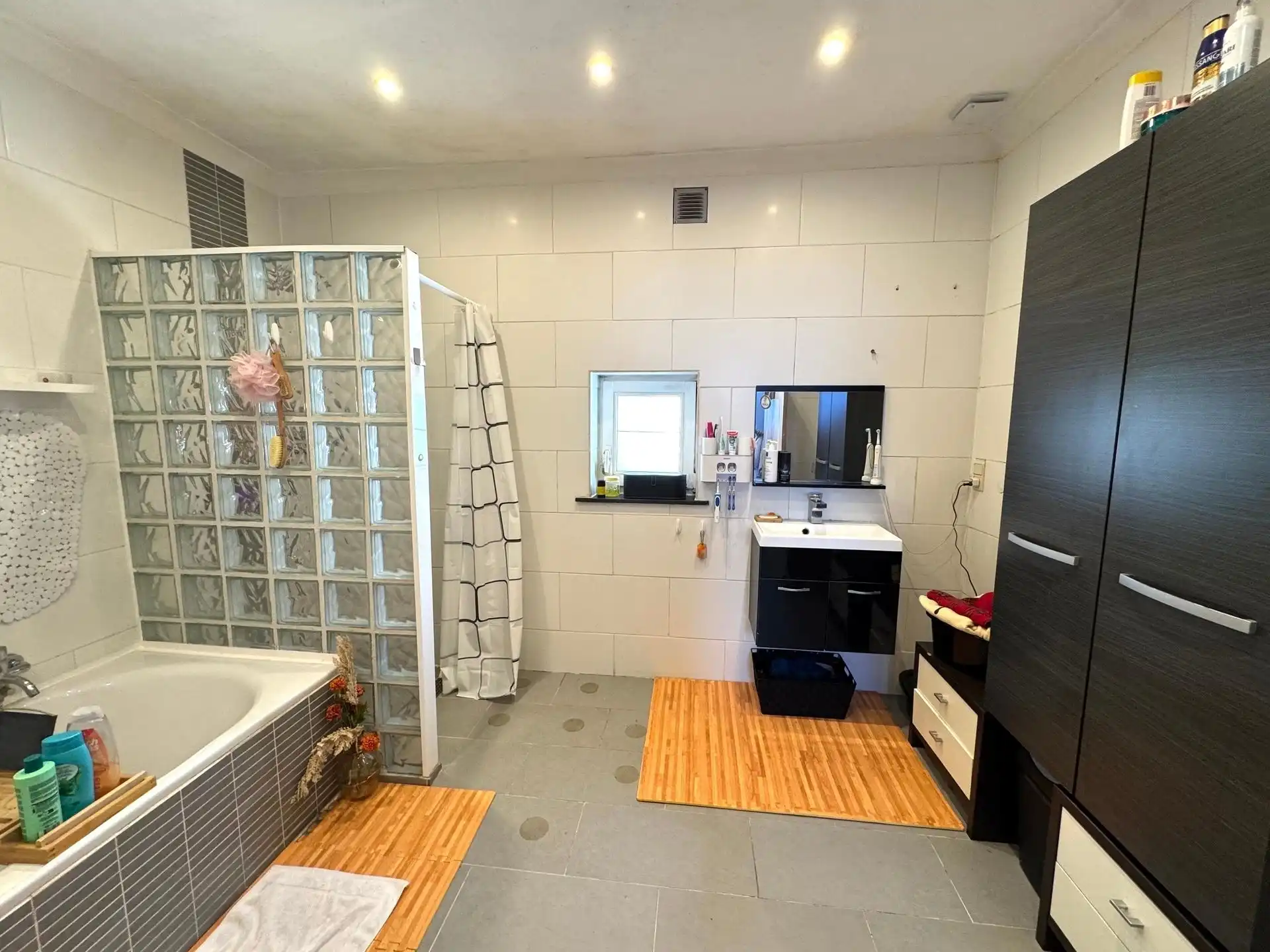 Instapklare halfopen woning met 3 (mogelijk 5) slaapkamers in Maasmechelen foto 9