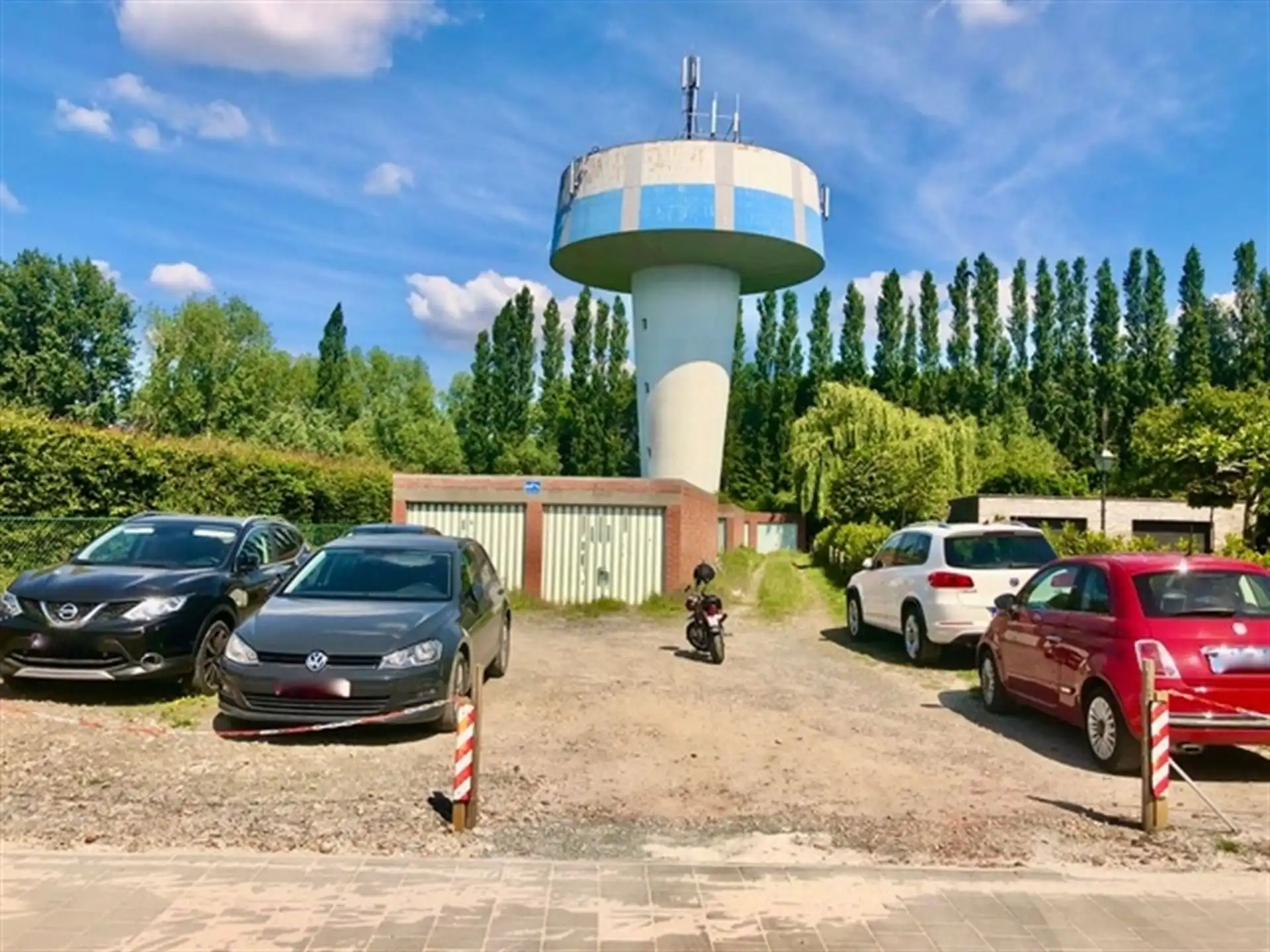 Bouwgrond met 11 garages foto {{pictureIndex}}