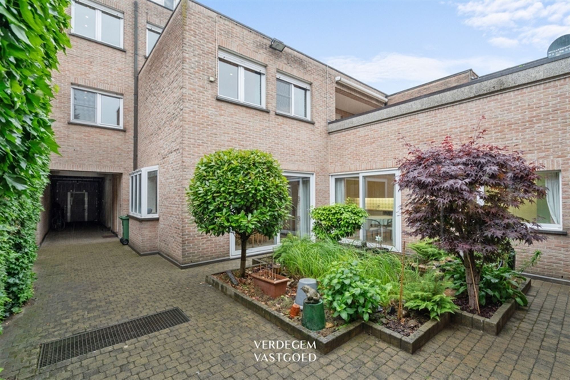 Unieke opbrengsteigendom met 4 entiteiten: handelsruimte, twee 1 slpk-appartementen en grote woning foto 29