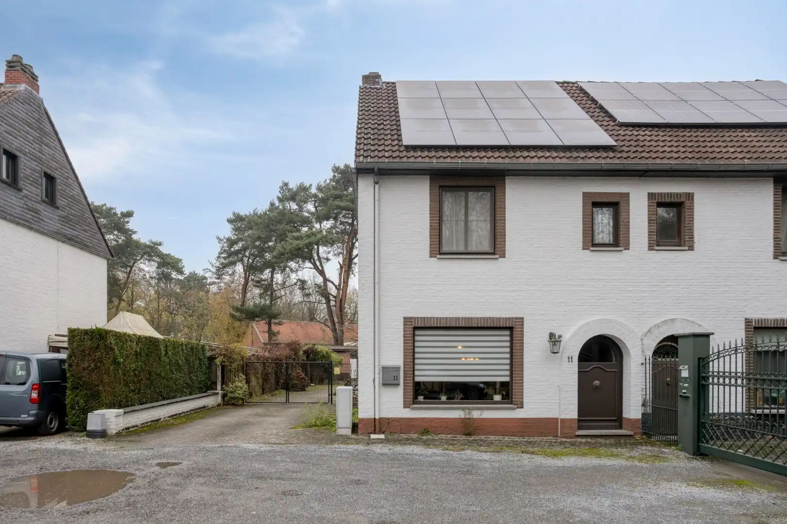 Instapklare charmante woning met 4 slpks, gelegen op een perceel van 438m² !  foto {{pictureIndex}}
