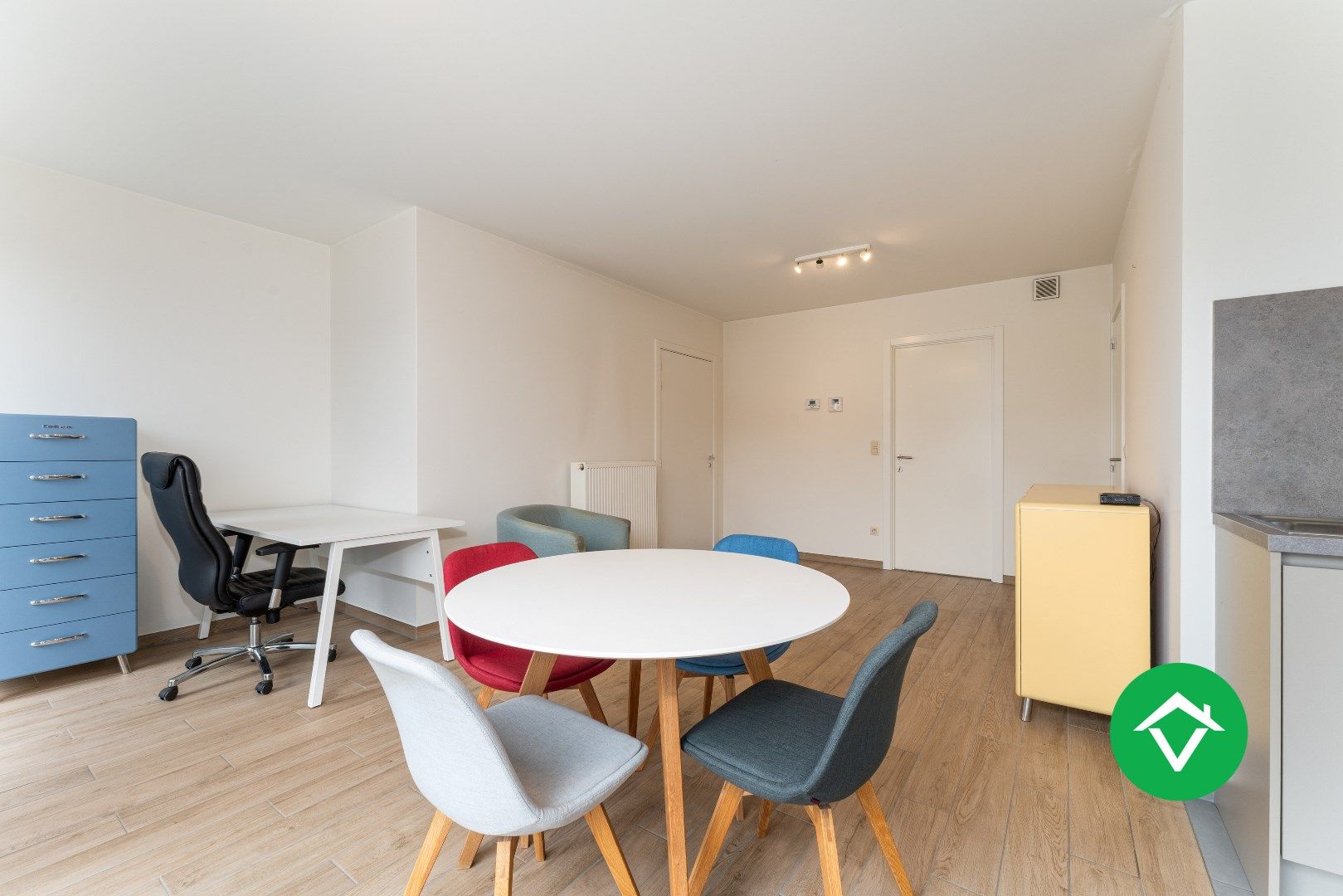 Recent, instapklaar appartement met één slaapkamer, ruim terras en autostaanplaats te Roeselare foto 5