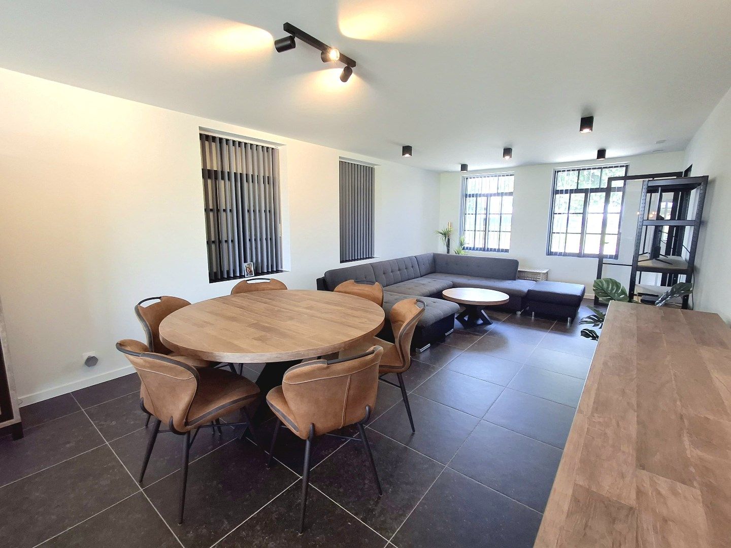 PRACHTIGE NIEUWBOUWWONING MET HOOGWAARDIGE AFWERKING! foto 2