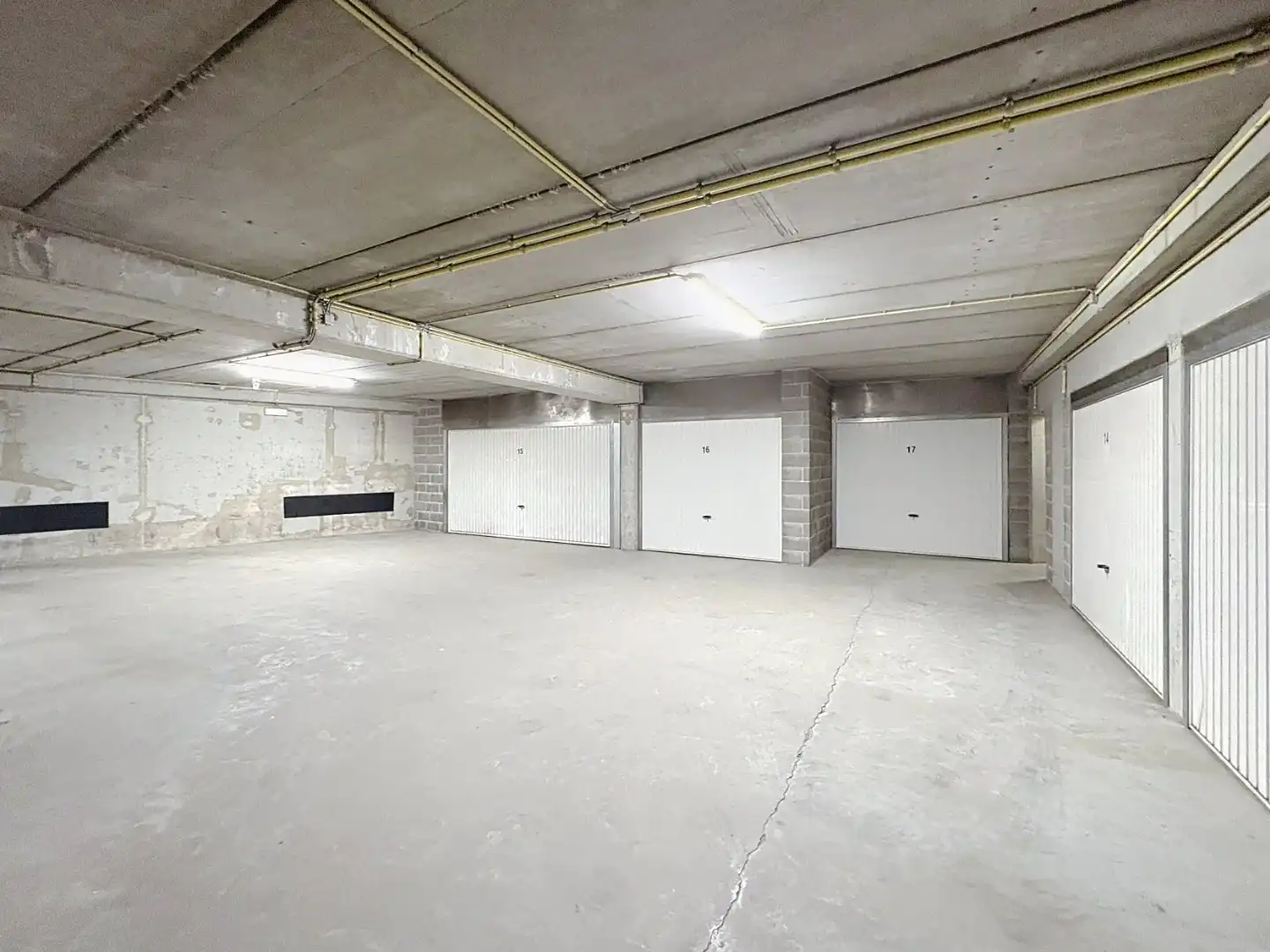 Dubbele garagebox  foto {{pictureIndex}}