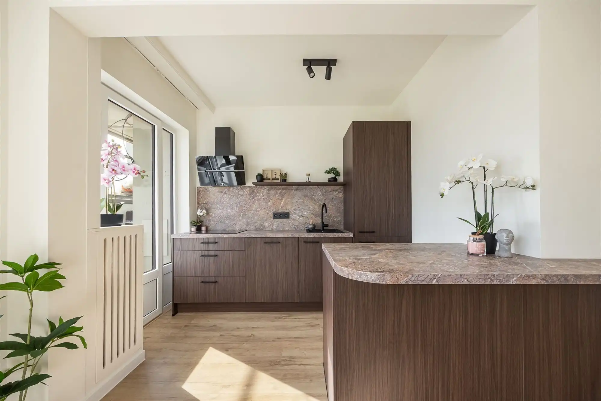 Volledig gerenov. app. met 2 slpkmrs. en terras te Pulhof foto 2