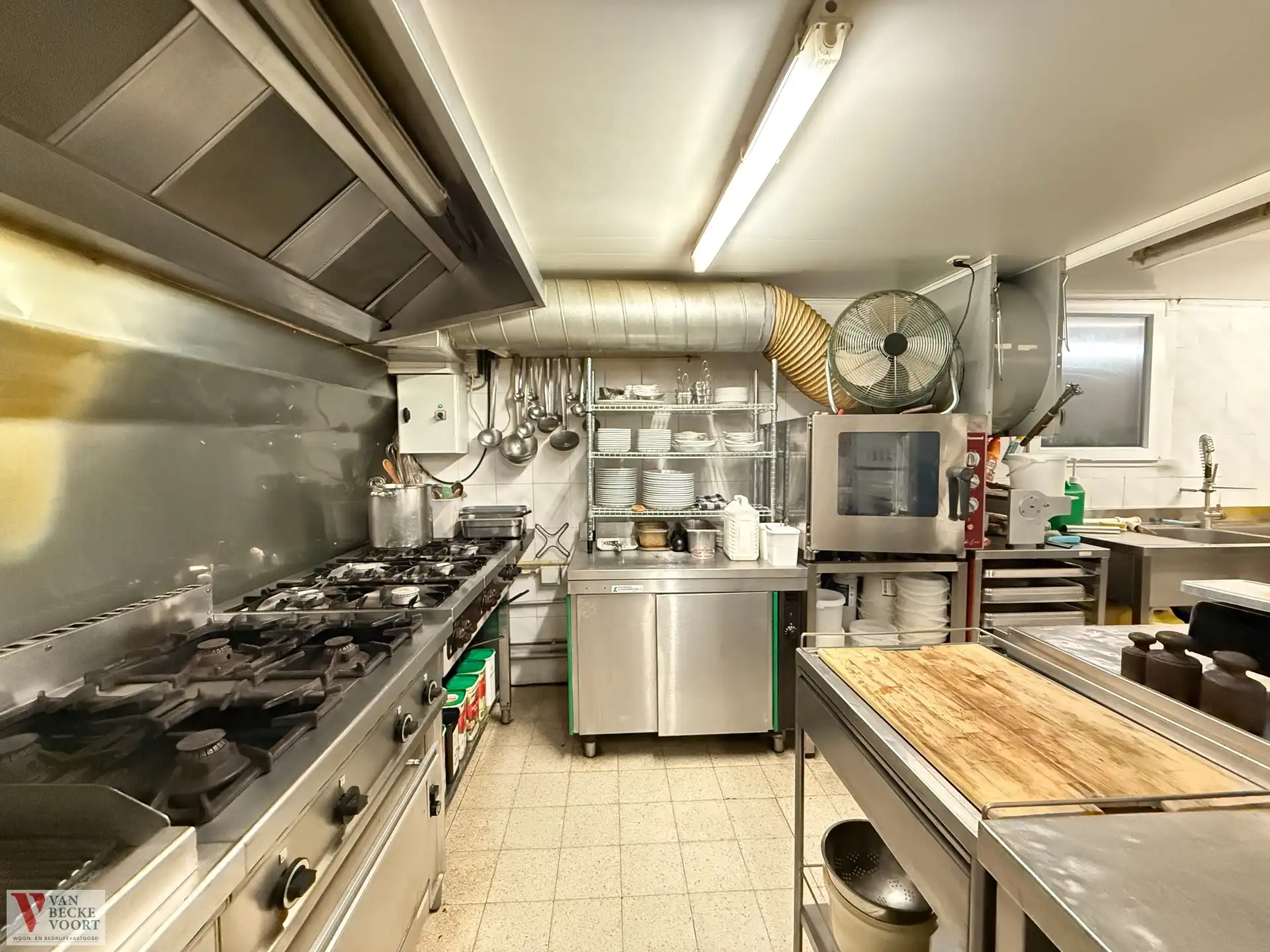 Handelsgelijkvloers 197m² + kelder foto 17