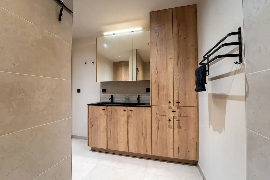 PRACHTIG GERENOVEERDE WONING MET 3 SLAAPKAMERS, 2 BADKAMERS, INPANDIGE GARAGE EN PAARDENSTALLINGEN MET ENERGIEZUINIG EPC TE WIJER (NIEUWERKERKEN)  foto 15