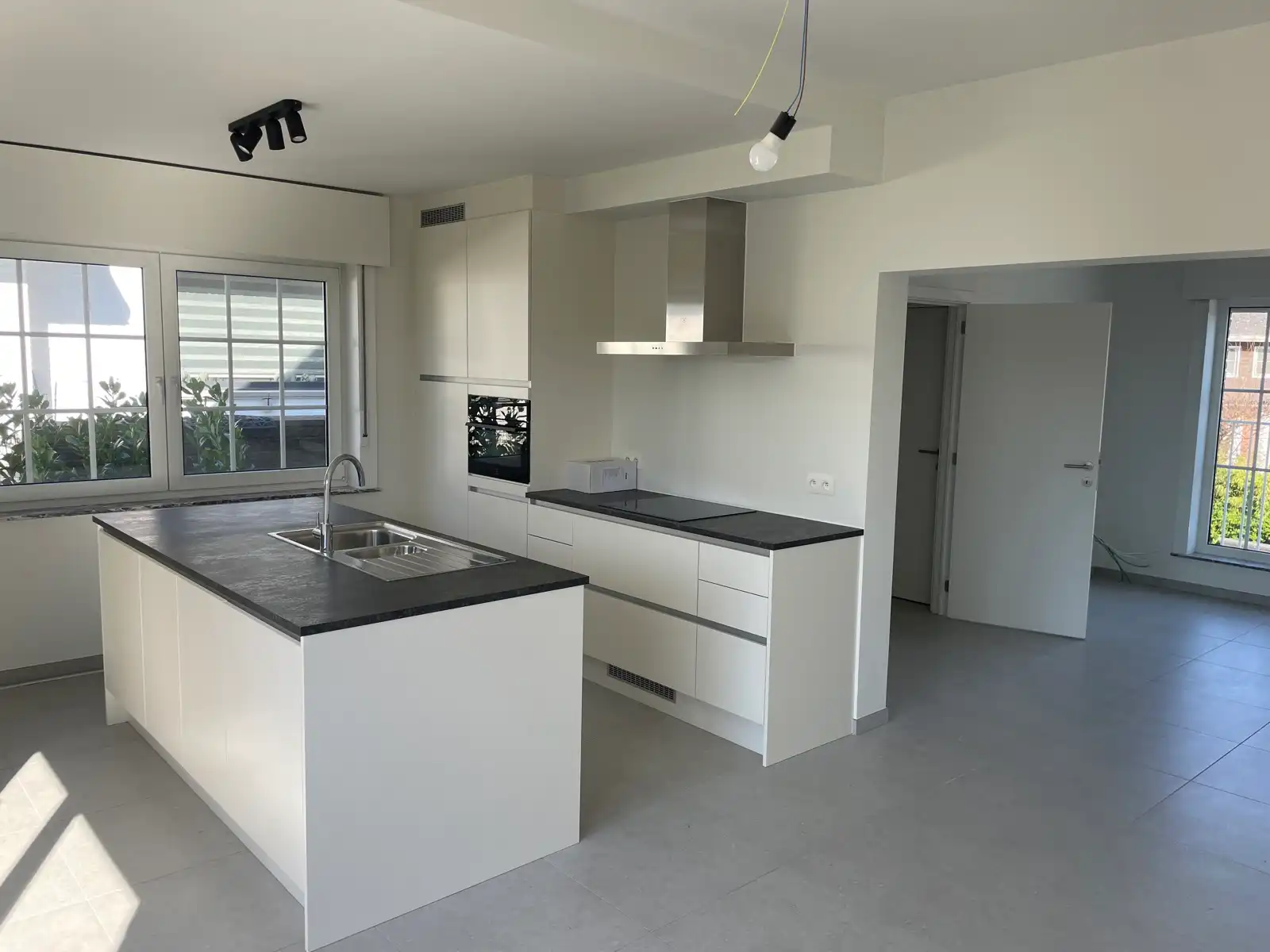 Leemans Immobiliën stelt u deze volledig gerenoveerde woning voor, gelegen op een gegeerde en centrale locatie in Asse. foto 3