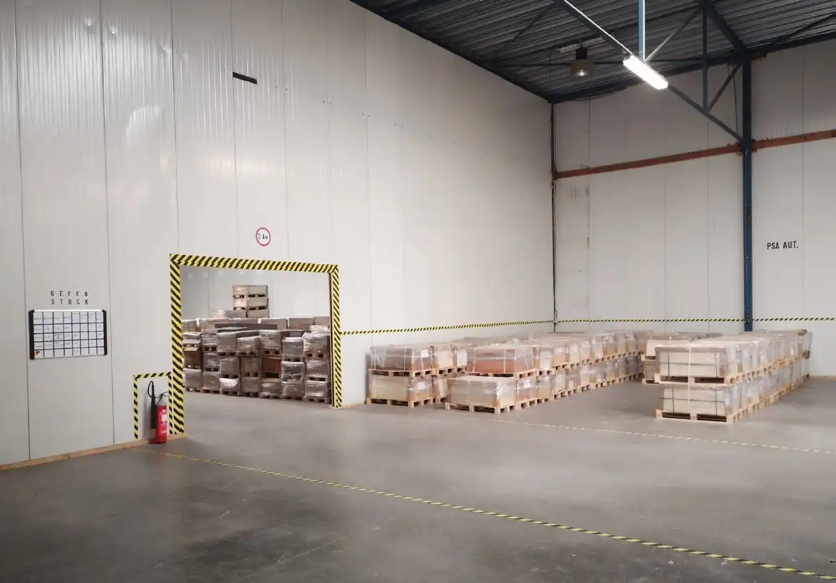 TE HUUR – RUIM MAGAZIJN / BEDRIJFSRUIMTE VAN CA. 1.000 M² IN BRUGGE foto 8