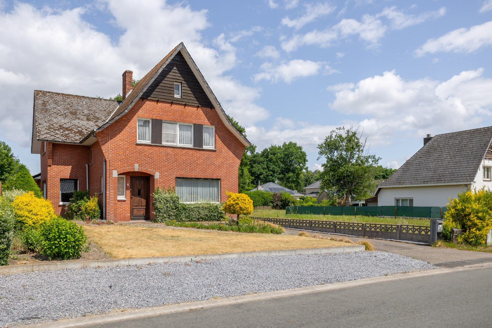 Deze ruime, te renoveren woning wordt verkocht. foto 2