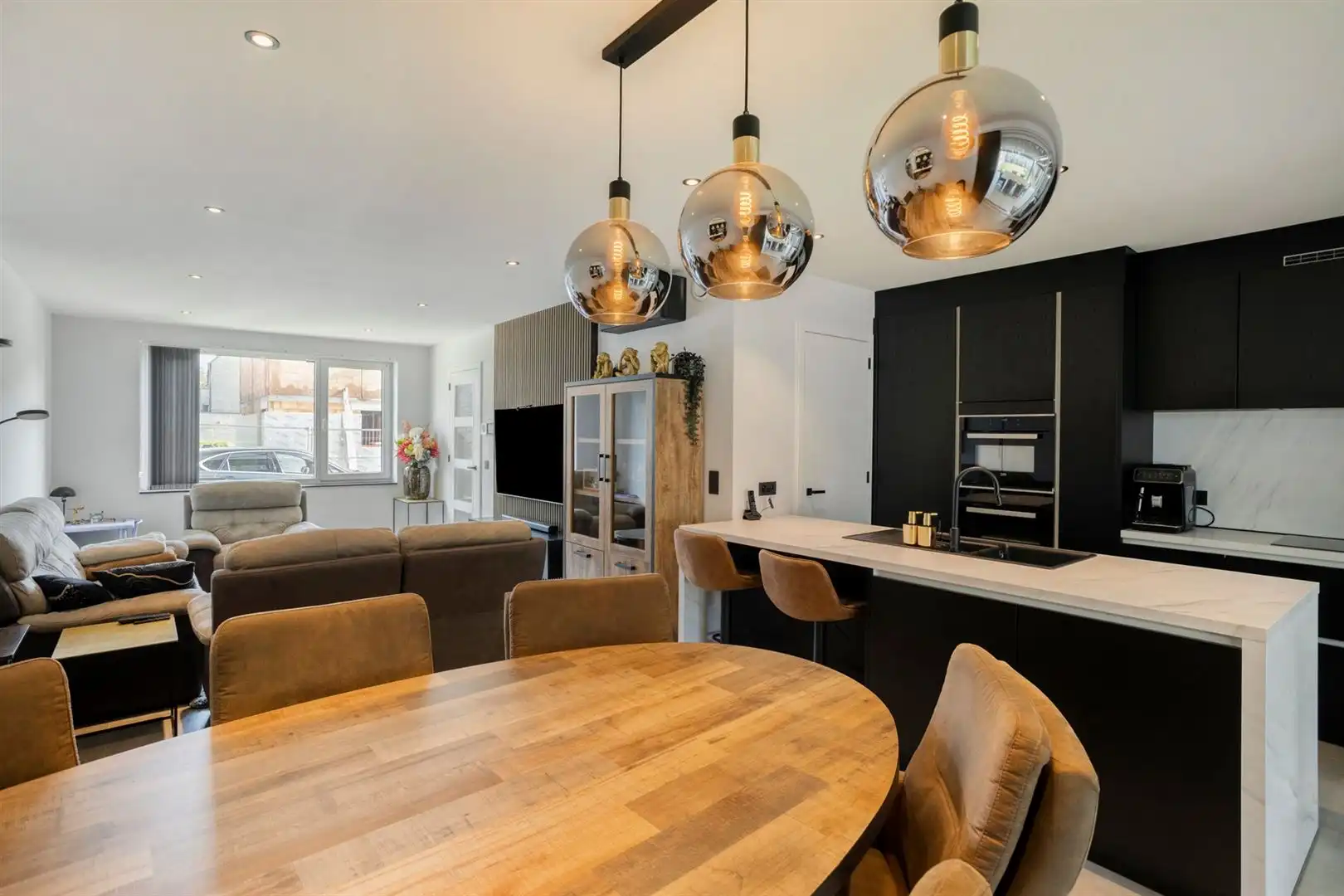 Prachtige INSTAPKLARE gezinswoning met 4 slaapkamers foto 2