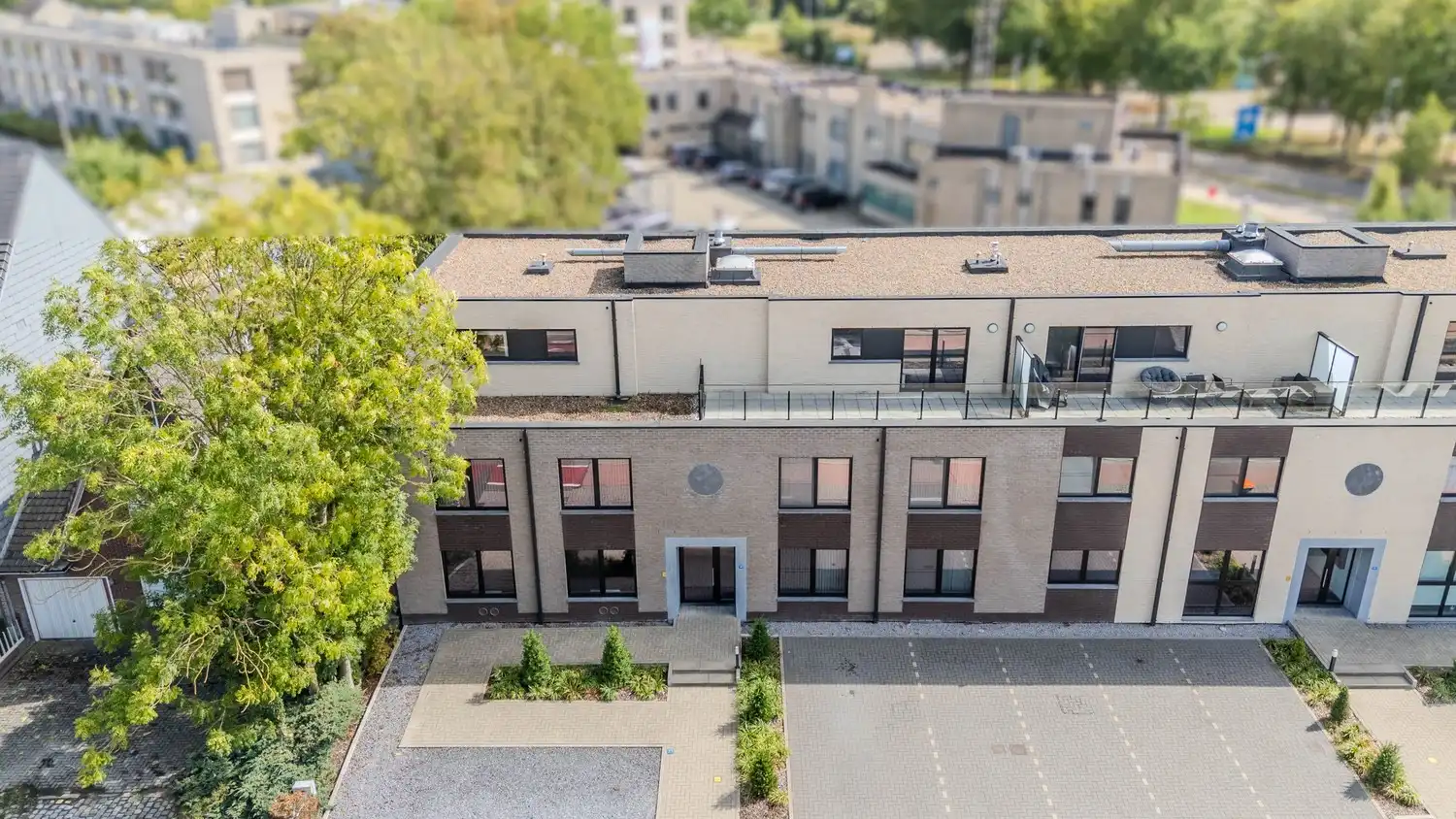 Stijlvol gelijkvloers 2-slaapkamerappartement met 2 badkamers, ruim terras en stadstuin in Lanaken foto 27