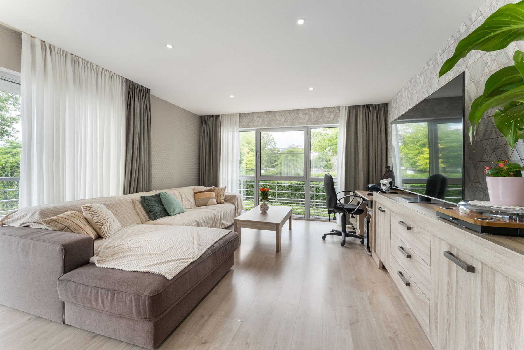 Centraal gelegen appartement met garage en ruime terrassen foto 6