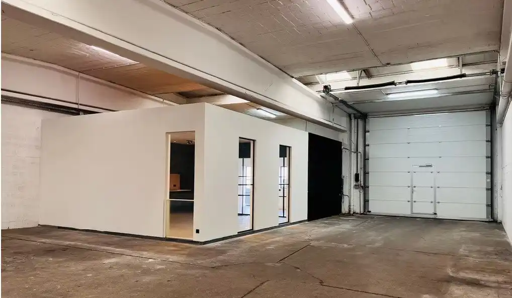 Magazijn met ingericht kantoor te huur in het industriepark te Malle foto 4