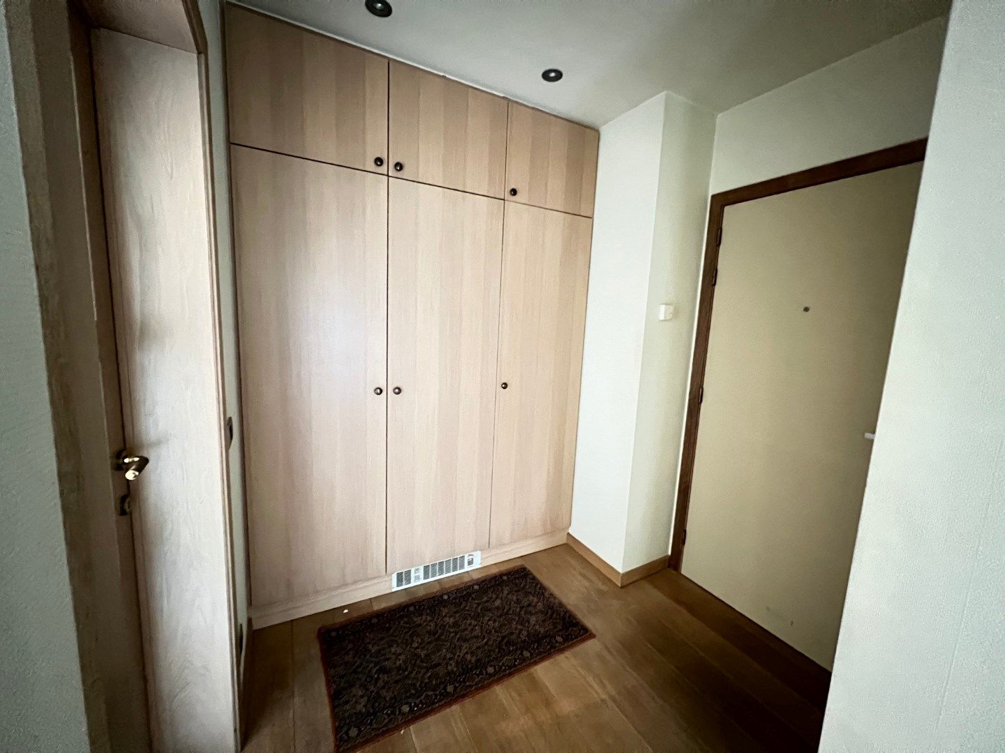 Ruim en lichtrijk appartement met 2 slpks en 2 garages. foto 6