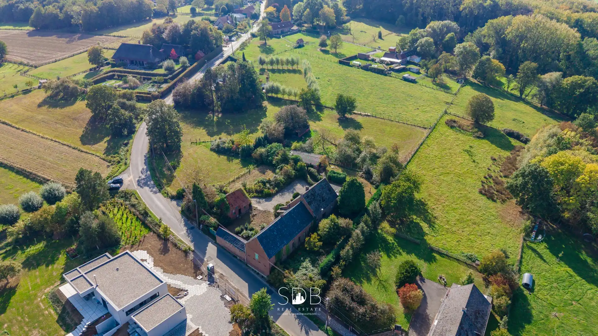 Landelijke hoeve met bijgebouwen en aanpalende graslanden op 14.677m²  foto 26