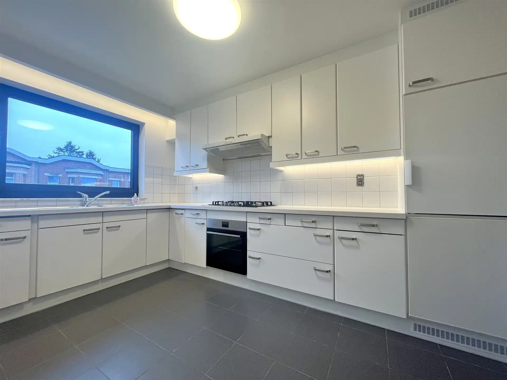 Instapklaar 2-slaapkamerappartement met terras en ruime garage in Deurne foto 3