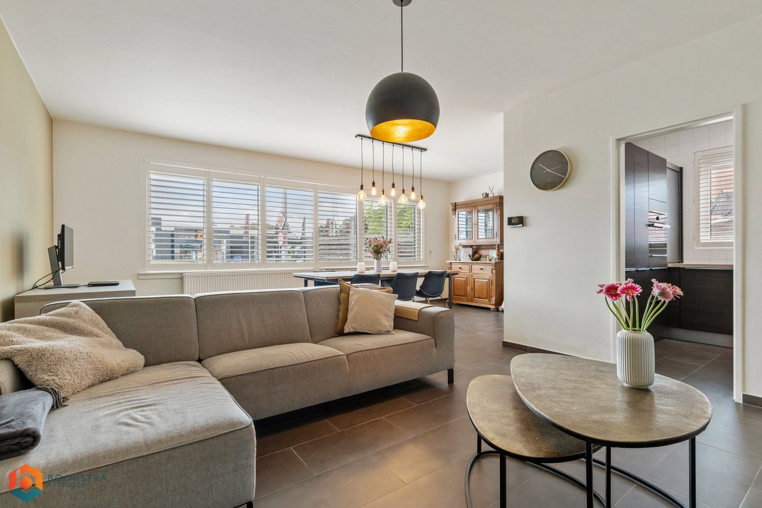 Gelijkvloers app. met 2 slpkrs, ruime tuin en garage foto {{pictureIndex}}