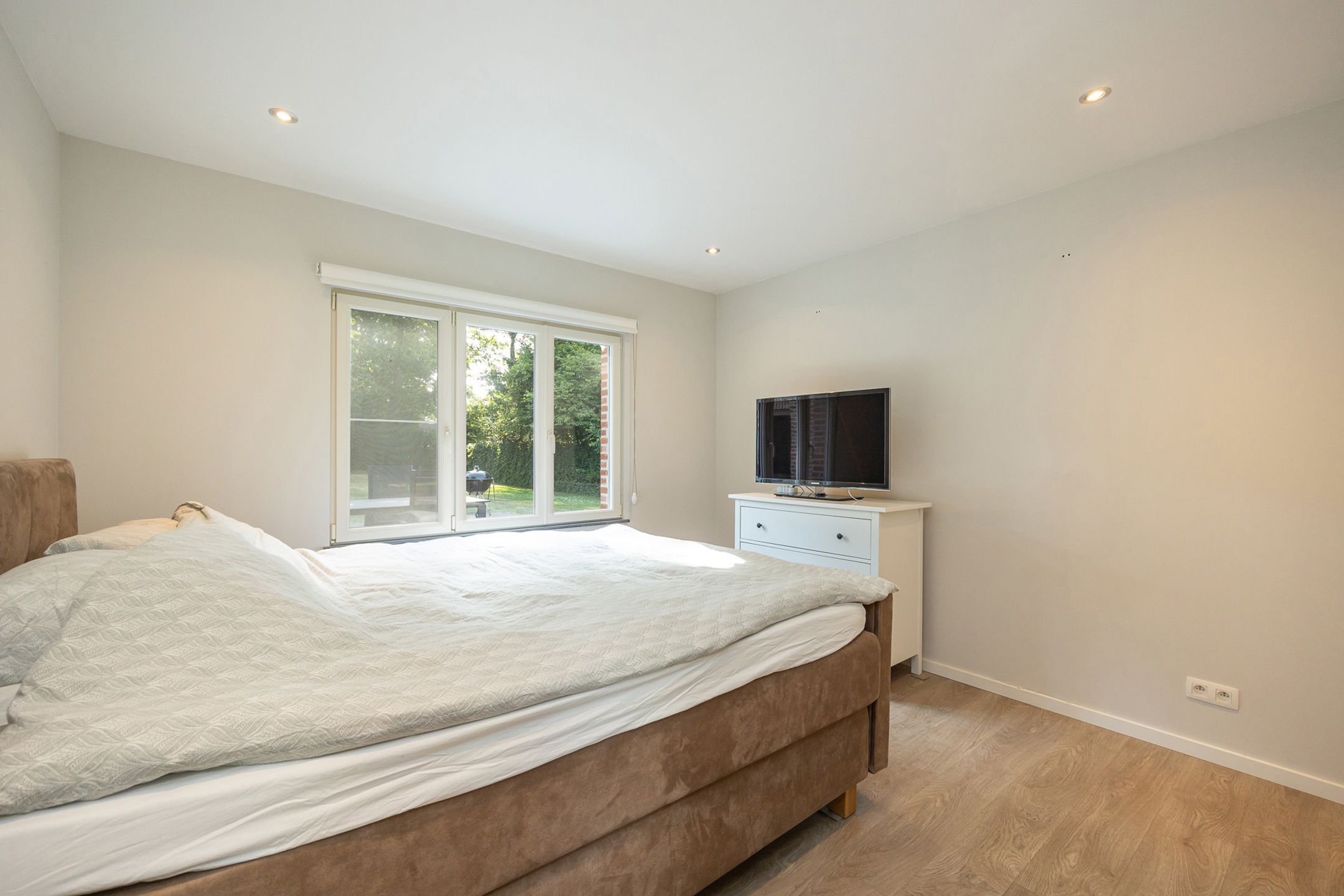 Vrijstaande gelijkvloers woning met ruime tuin en parking foto 8
