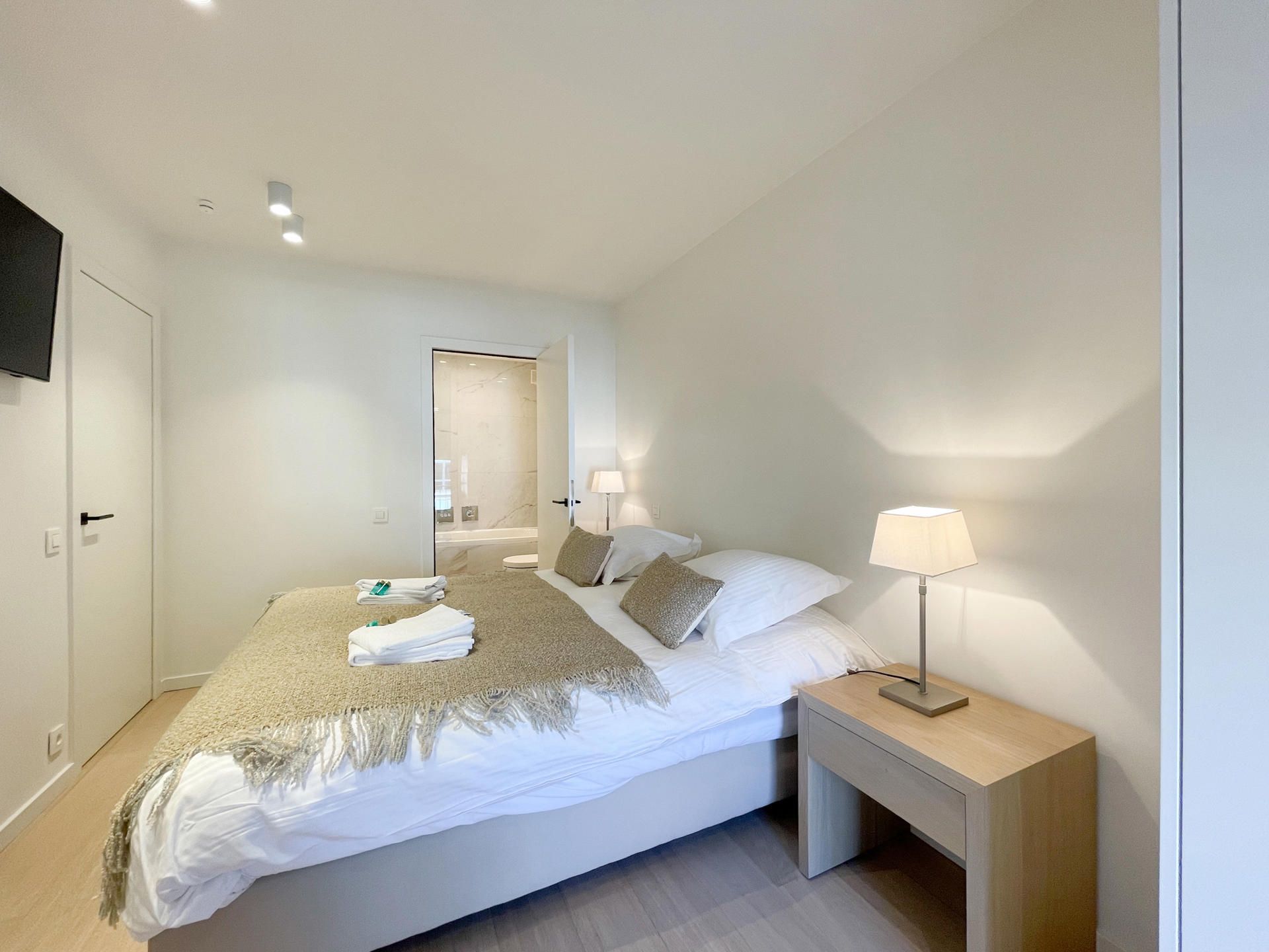 Zonnig en recent gerenoveerd appartement op topligging foto 16