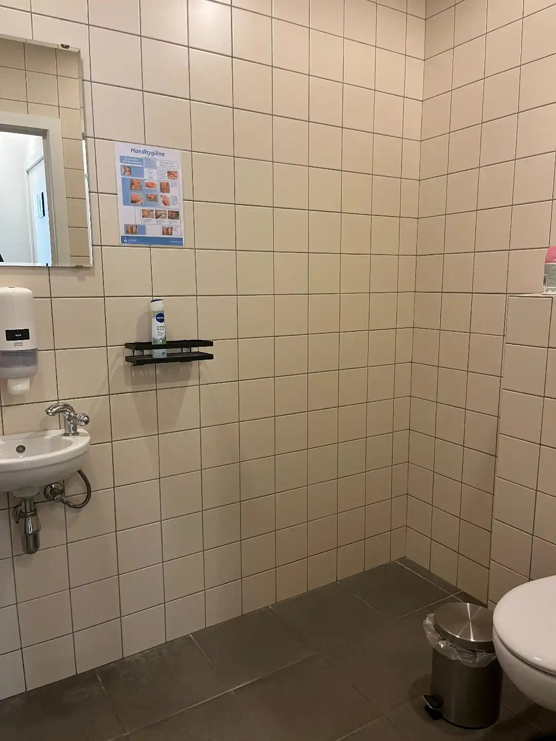 Ruim goed gelegen handelspand centrum Lommel foto 26