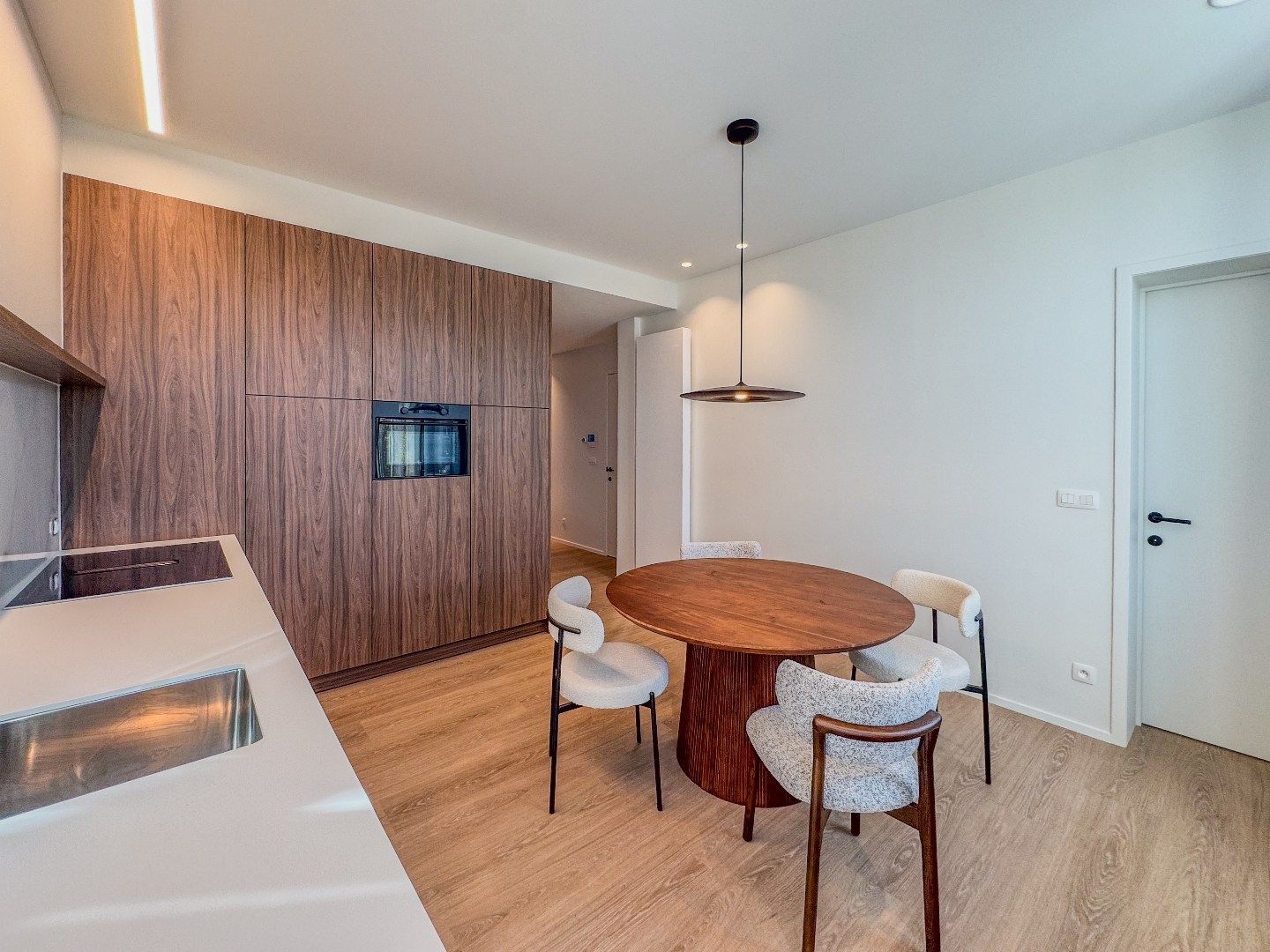 Ruim appartement met 2 slaapkamers en terras in het centrum. foto 9