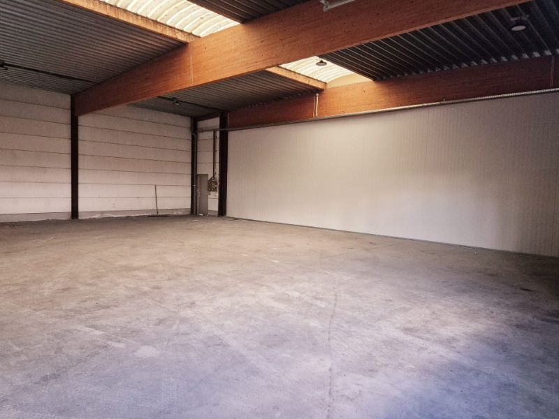 Roeselare-stadsrand. Dichtbij ring en E 403. 3 loodsen te huur in ambachtelijke zone vanaf 216m2.  12m  x 18m .  Te bezichtigen via bezoekdagen. foto 6