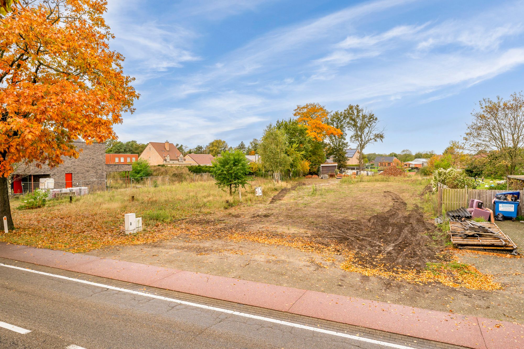 KNAPPE BOUWKAVEL (+-17A) OP GROENE, DOCH CENTRALE EN GUNSTIGE LOCATIE IN LOMMEL! Deze bouwkavel met maar liefst een oppervlakte van +-17a biedt de mogelijkheid voor het bouwen van een prachtige eengezinswoning op een heerlijke plek. Zo zijn basisschool, supermarkt, bakker, apotheek, horeca op fietsafstand bereikbaar. Centraal tussen Lommel en Leopoldsburg gelegen. foto 5