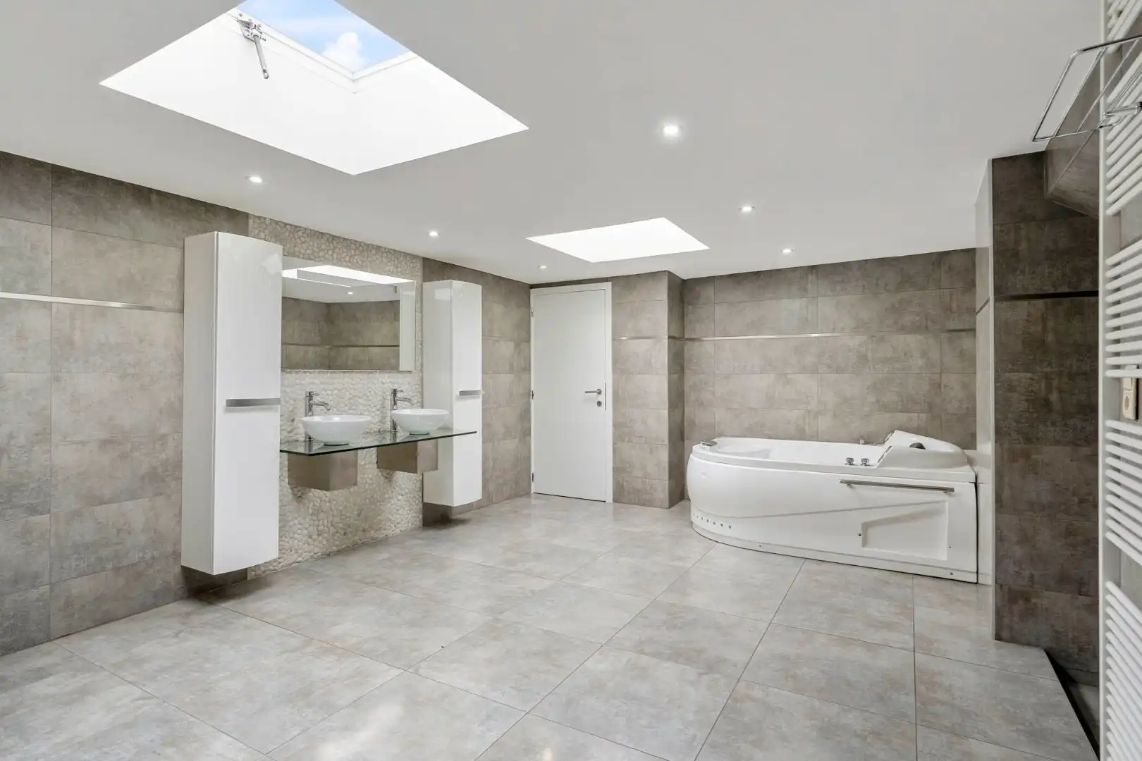 Bedrijfsgebouw met kantoren, magazijnen en woonst - groot 2580 m² foto 34