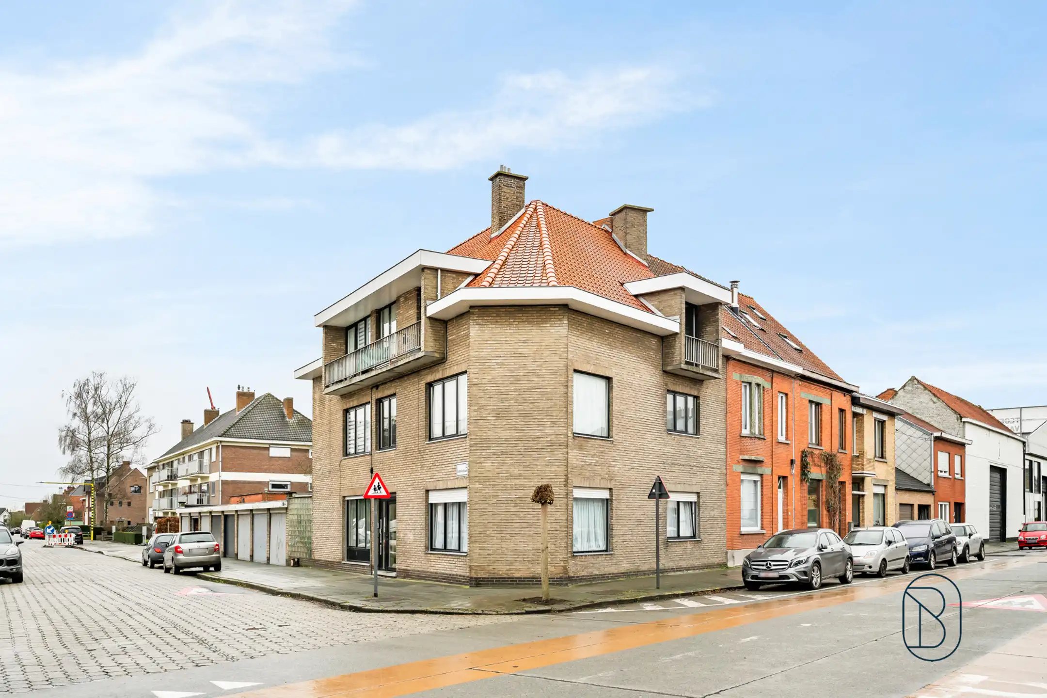 Topgelegen opbrengsteigendom: 3 appartementen en 3 garages foto {{pictureIndex}}