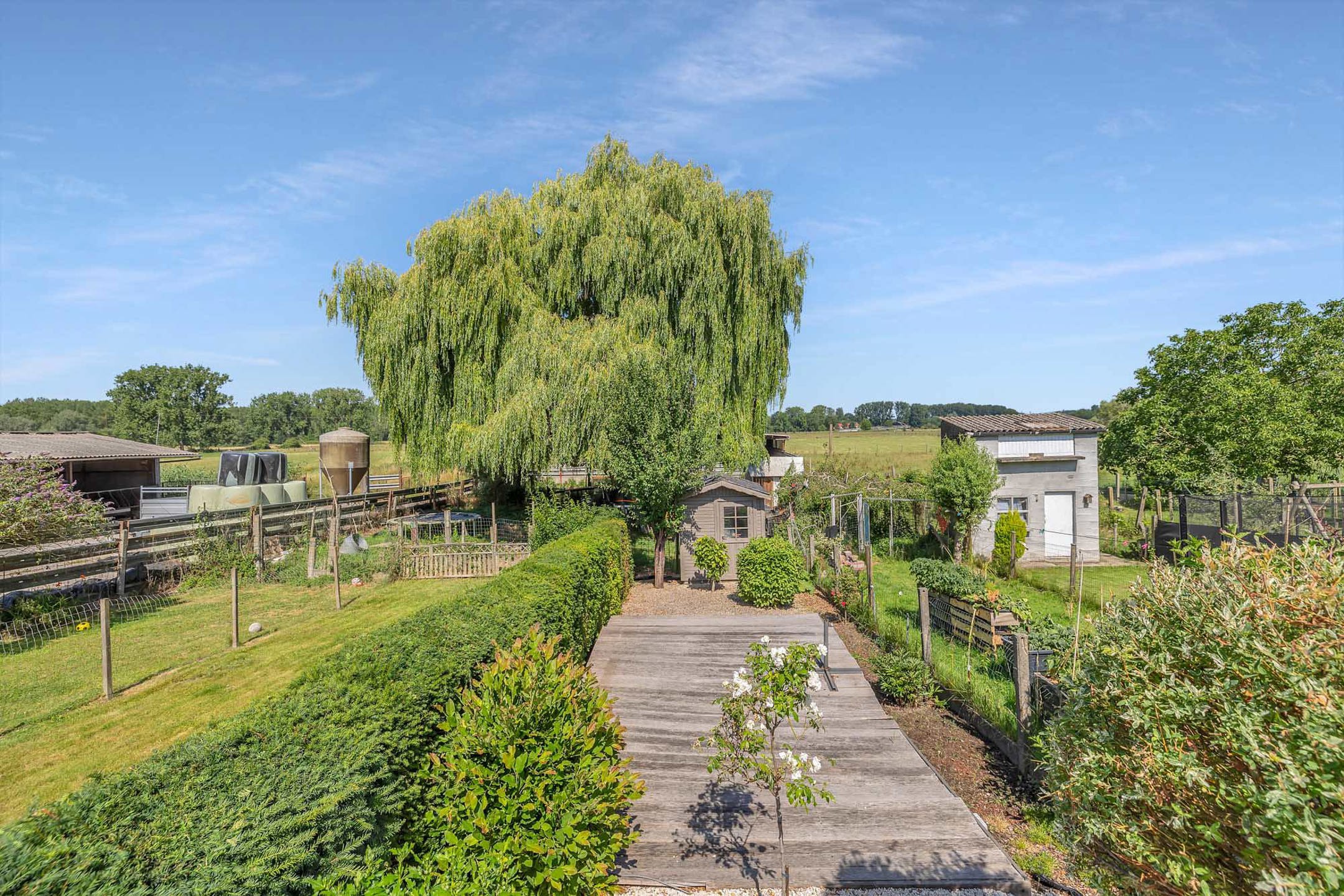 Instapklare woning met garage en tuin foto 27