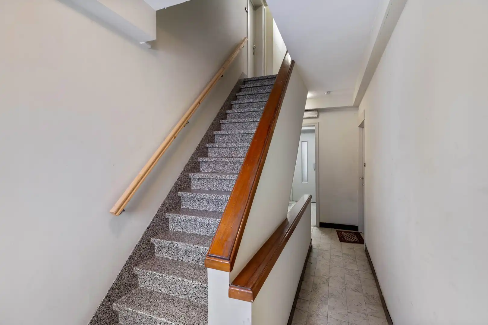 Uitstekend onderhouden opbrengsteigendom met 7 instapklare appartementen en 2 garages in het centrum van Izegem foto 34