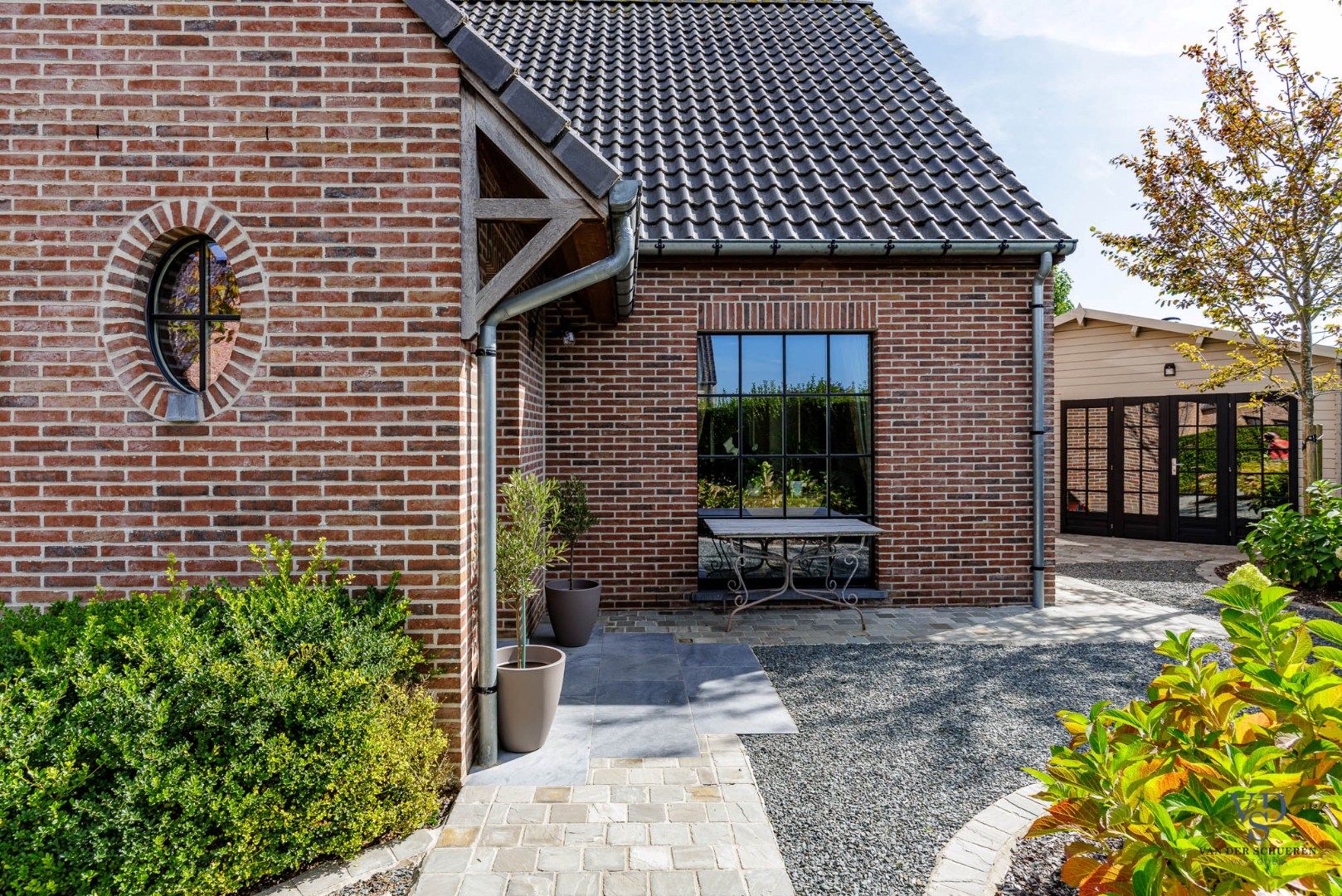 Hedendaagse villa in landelijke stijl foto {{pictureIndex}}
