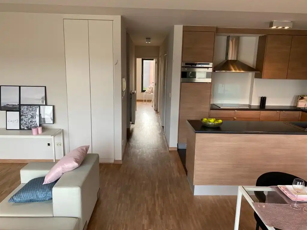 TE HUUR | Instapklaar 2-slaapkamerappartement met ruim terras en garage. foto 7
