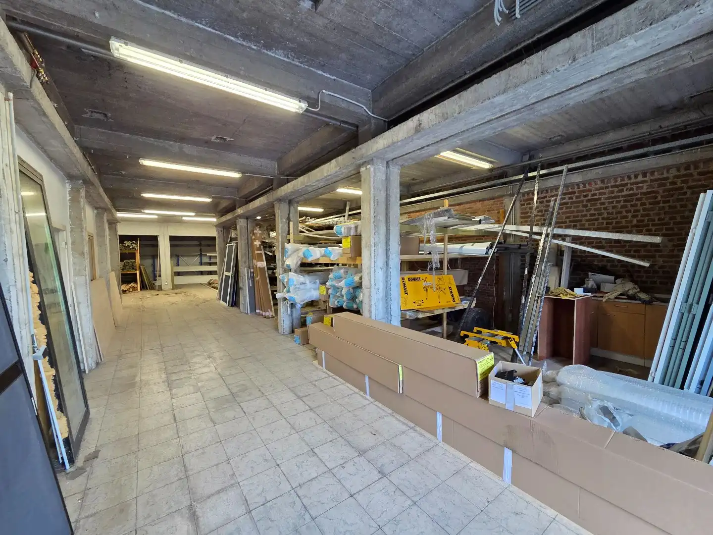 Magazijn van 220m² op commercieel centrum Pottelberg foto 12