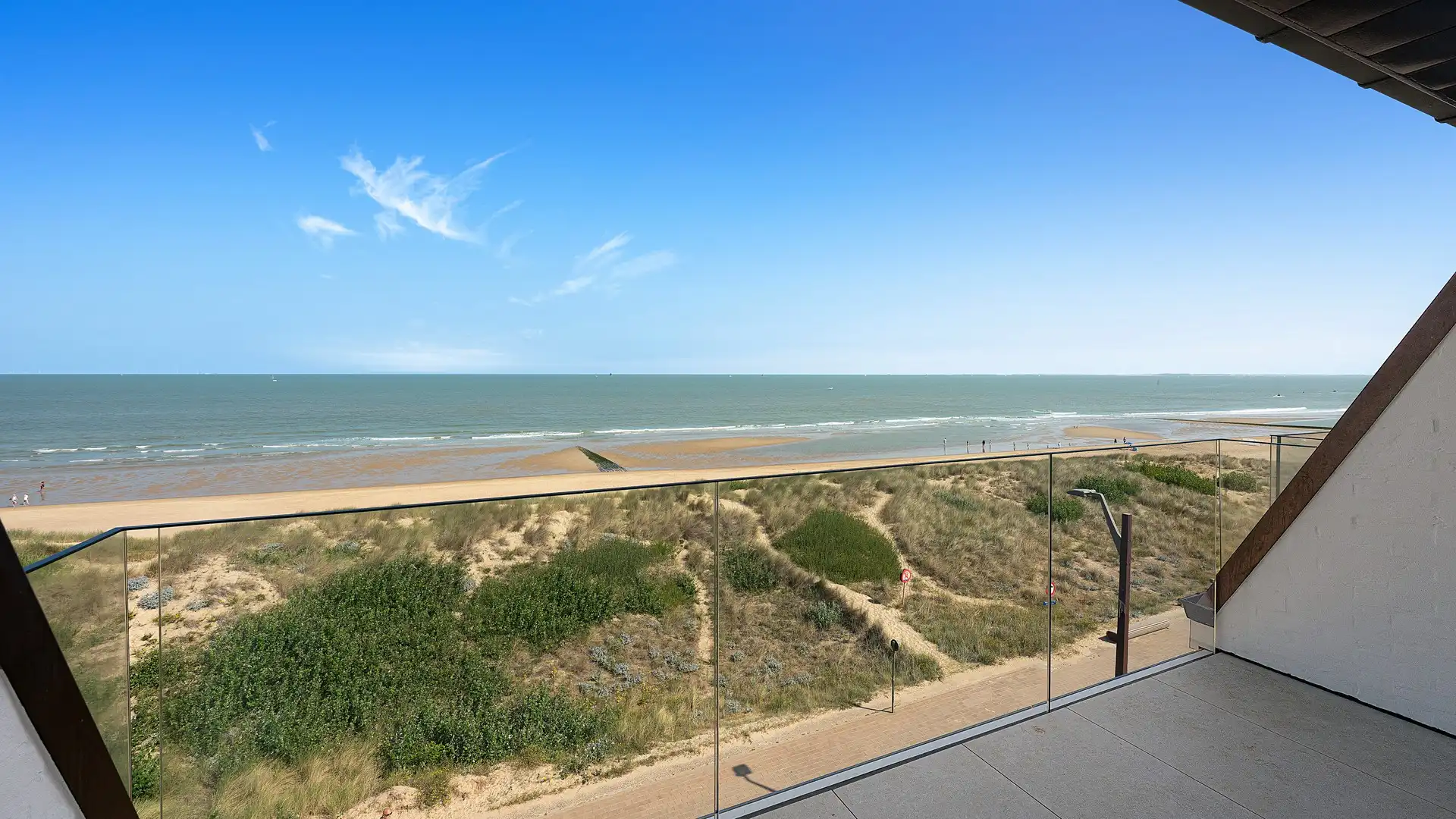 Magnifiek appartement op de wandeldijk in het Zoute, met adembenemend frontaal zeezicht. foto 4