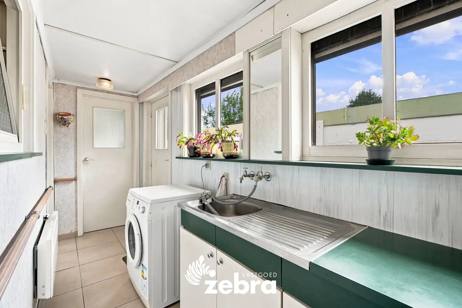 Te renoveren woning met 3 slaapkamers, ruime zolder en tuin in Tielt! foto 14