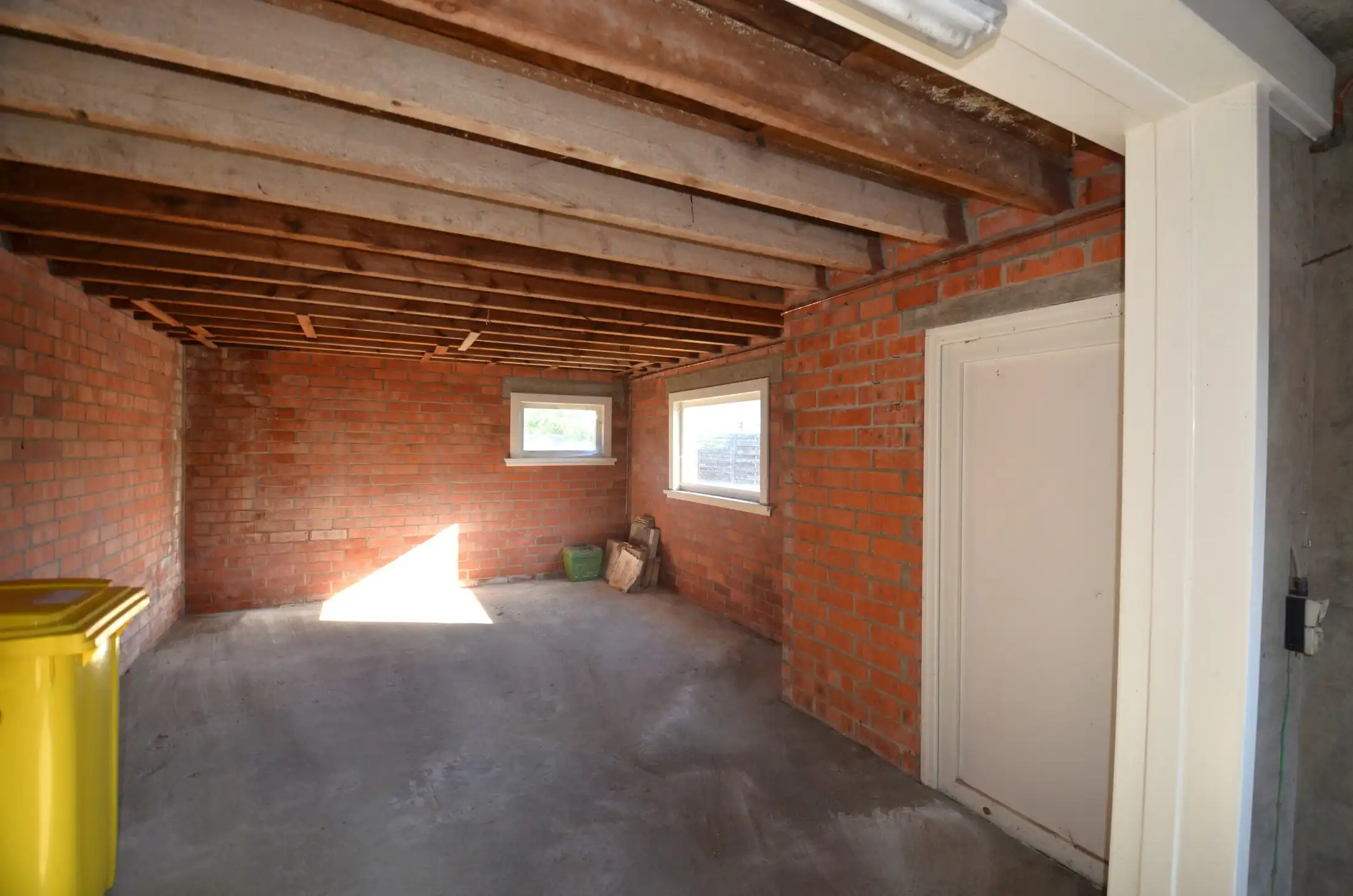 Te renoveren woning met 3 slaapkamers, tuintje en dubbele garage foto 22