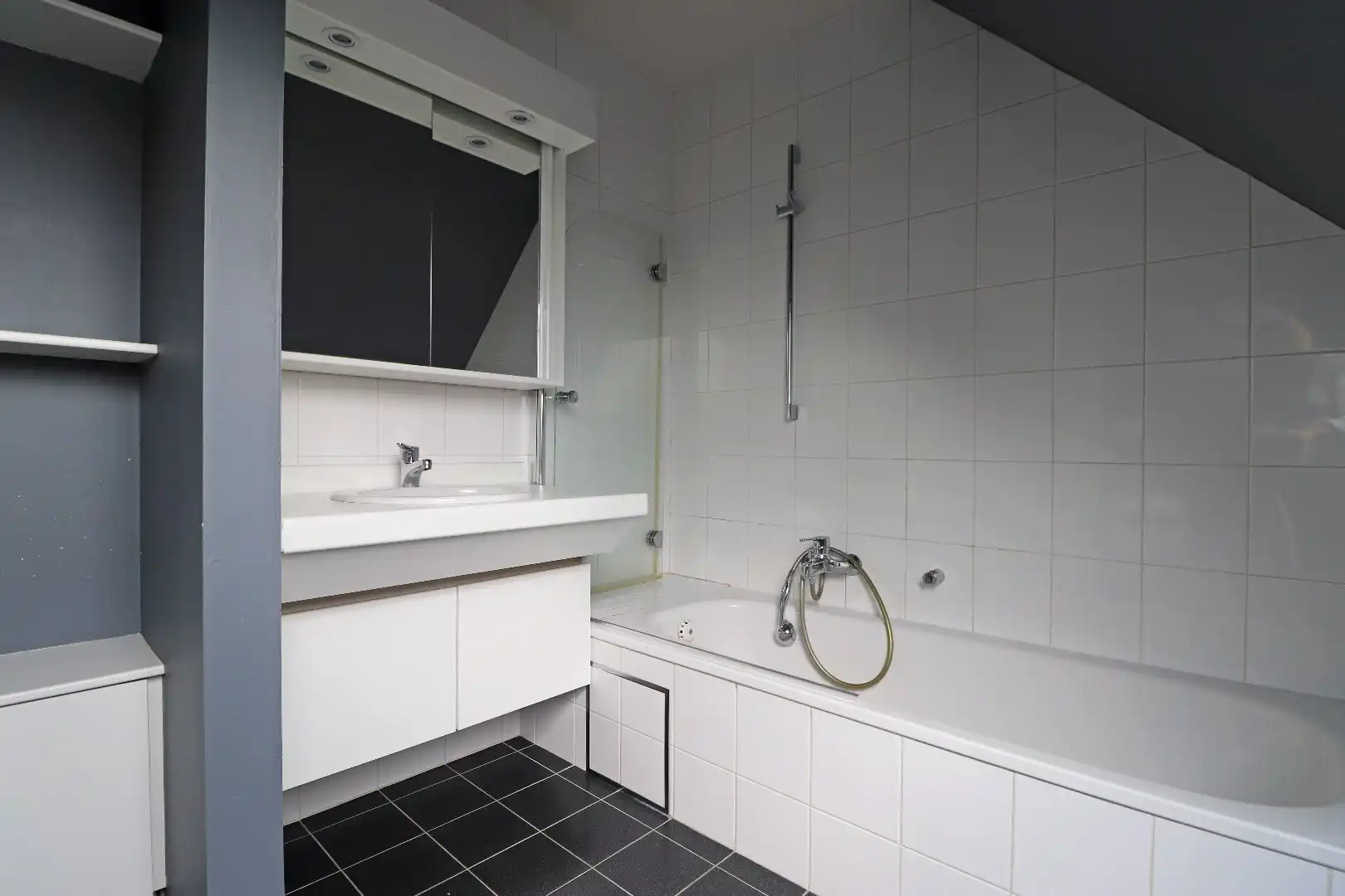 Leuk dakappartement met carport foto 7