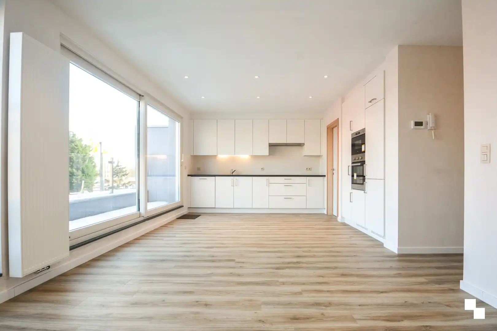 Recent tweeslaapkamer appartement in dorpskern van Sint-Eloois-Winkel foto 4