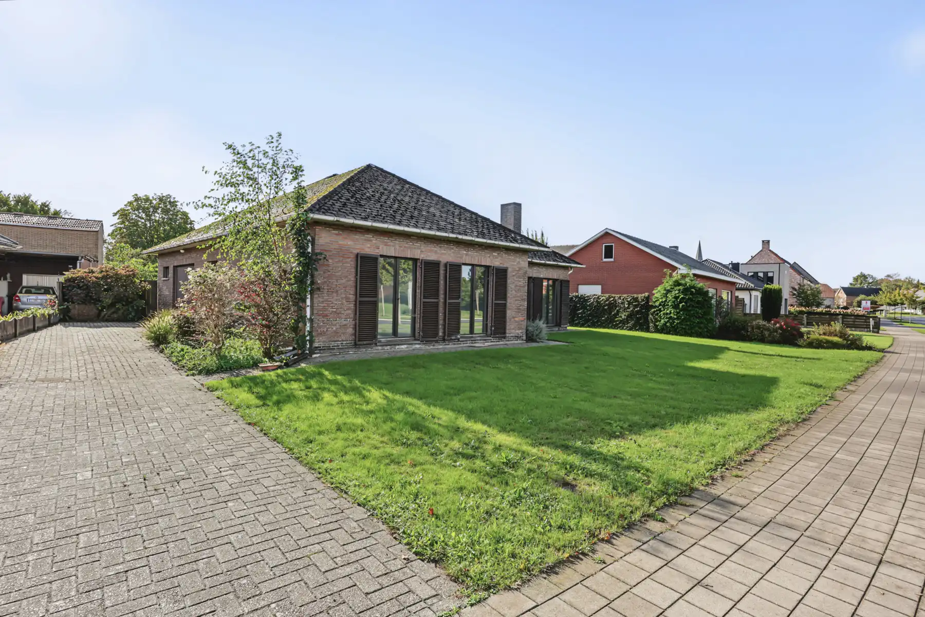 Te renoveren laagbouwwoning op een zonrijk perceel van ca 1.063m² op wandelafstand van het centrum van Rijkevorsel. foto 2