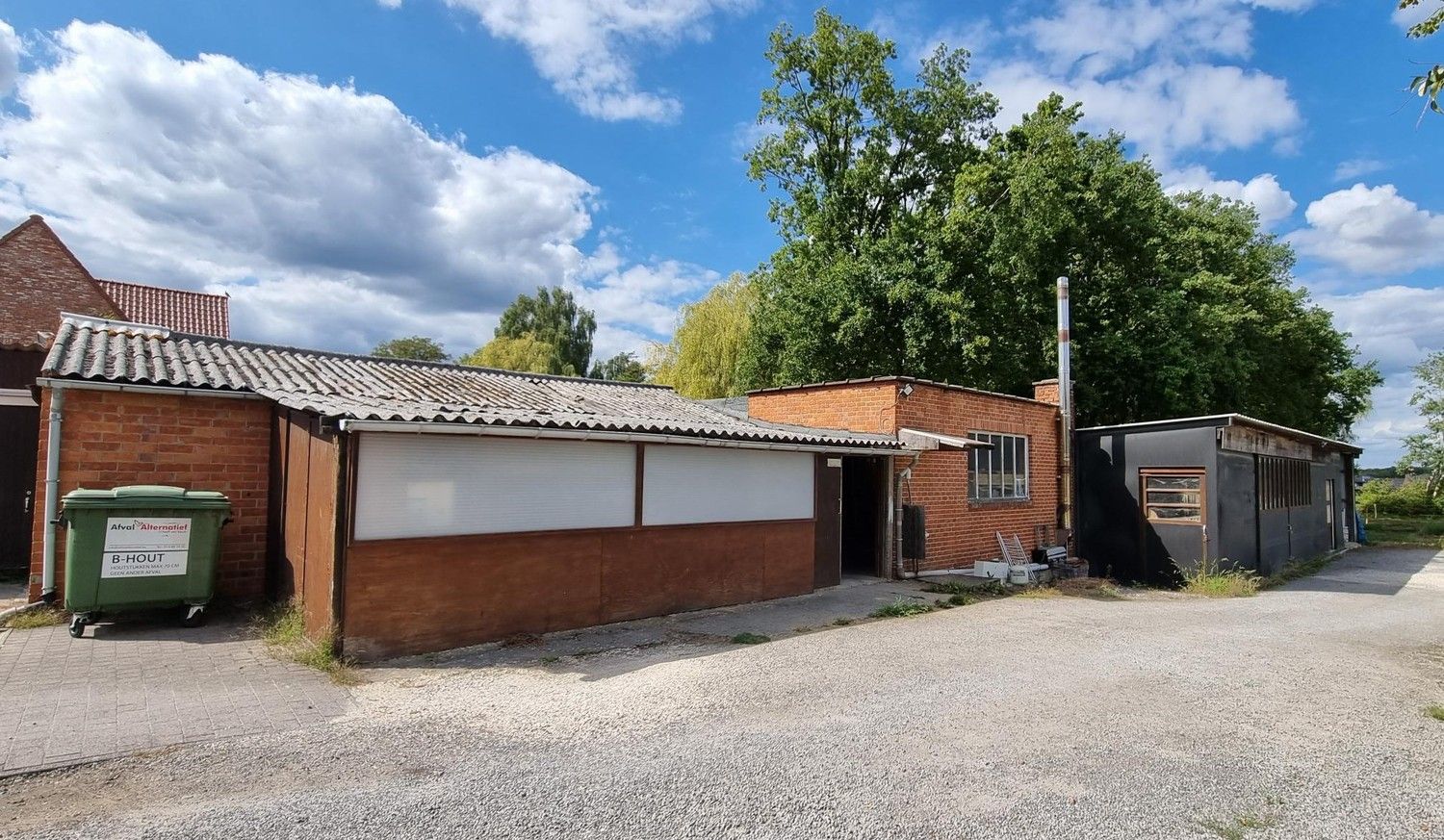 Woning met achterliggend magazijn op een totaal perceel van 19 are 58 ca. foto 4