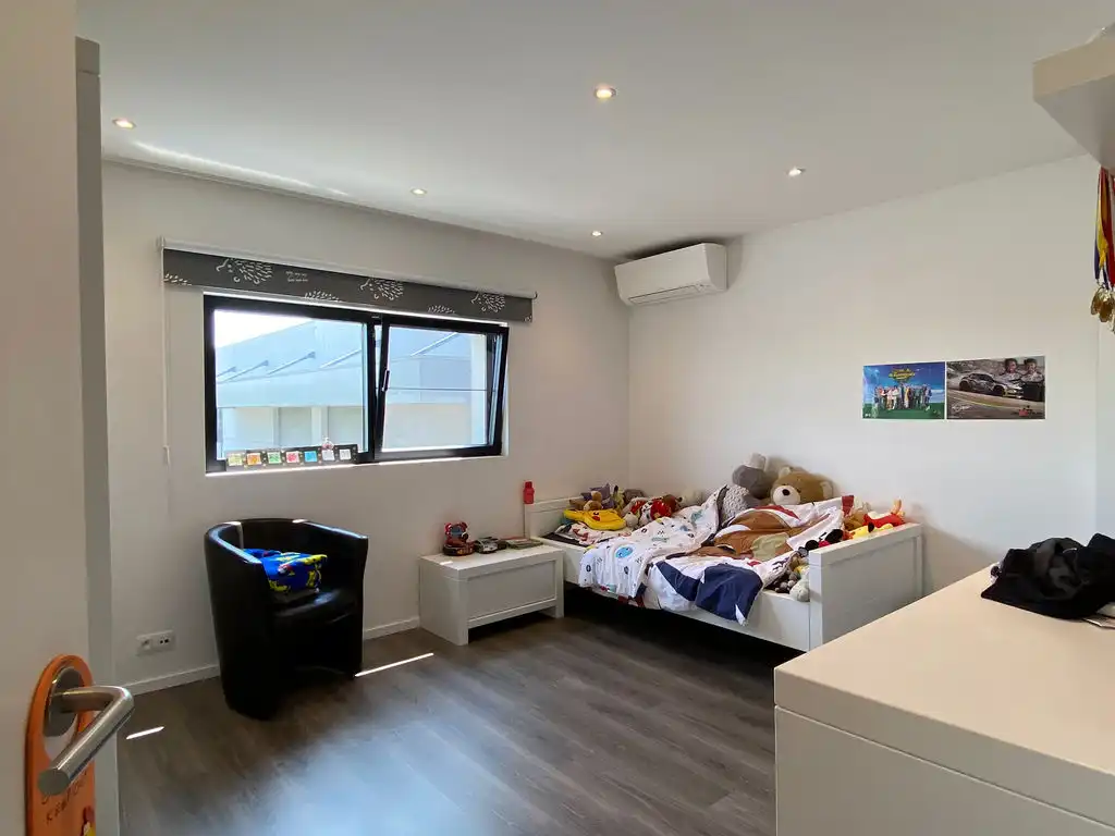 Ruime moderne woning met 4 slaapkamers, bureauruimte, dakterras en drie parkeerplaatsen in Pittem foto 8