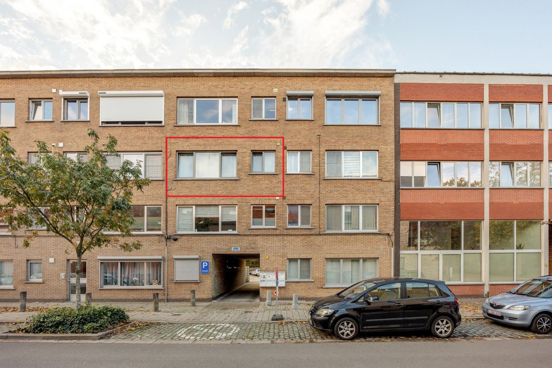 Een appartement op de tweede verdieping links met terras, autostaanplaats en garage. foto 2